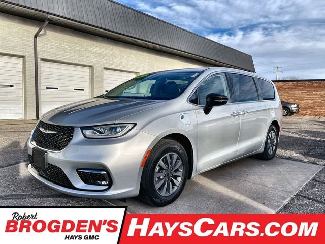 2024 Chrysler Pacifica Hybrid Select in Silver Mist Cle — front three-quarter view